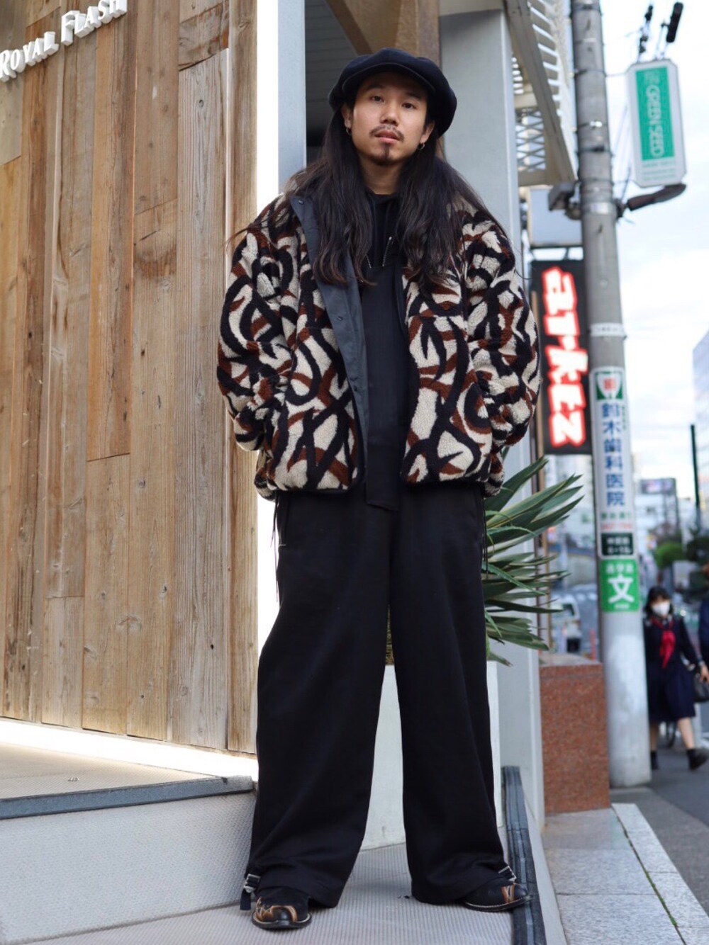 「大人カジュアル、ストリートMIX、トライバルカモ、フリース、オーバーオール、キャスケット、bowwow、Azuma.、BED J.W. FORD、ROYAL FLASH」｜「ISAMU KATAYAMA BACKLASHのISAMUKATAYAMA BACKLASH/イサムカタヤマ バックラッシュ/LINEN CASQUETTE（キャスケット、ブラック系）」を使った、AOKIFLASH‼︎!さん（メンズ・166cm）の秋コーディネートの1枚目の写真