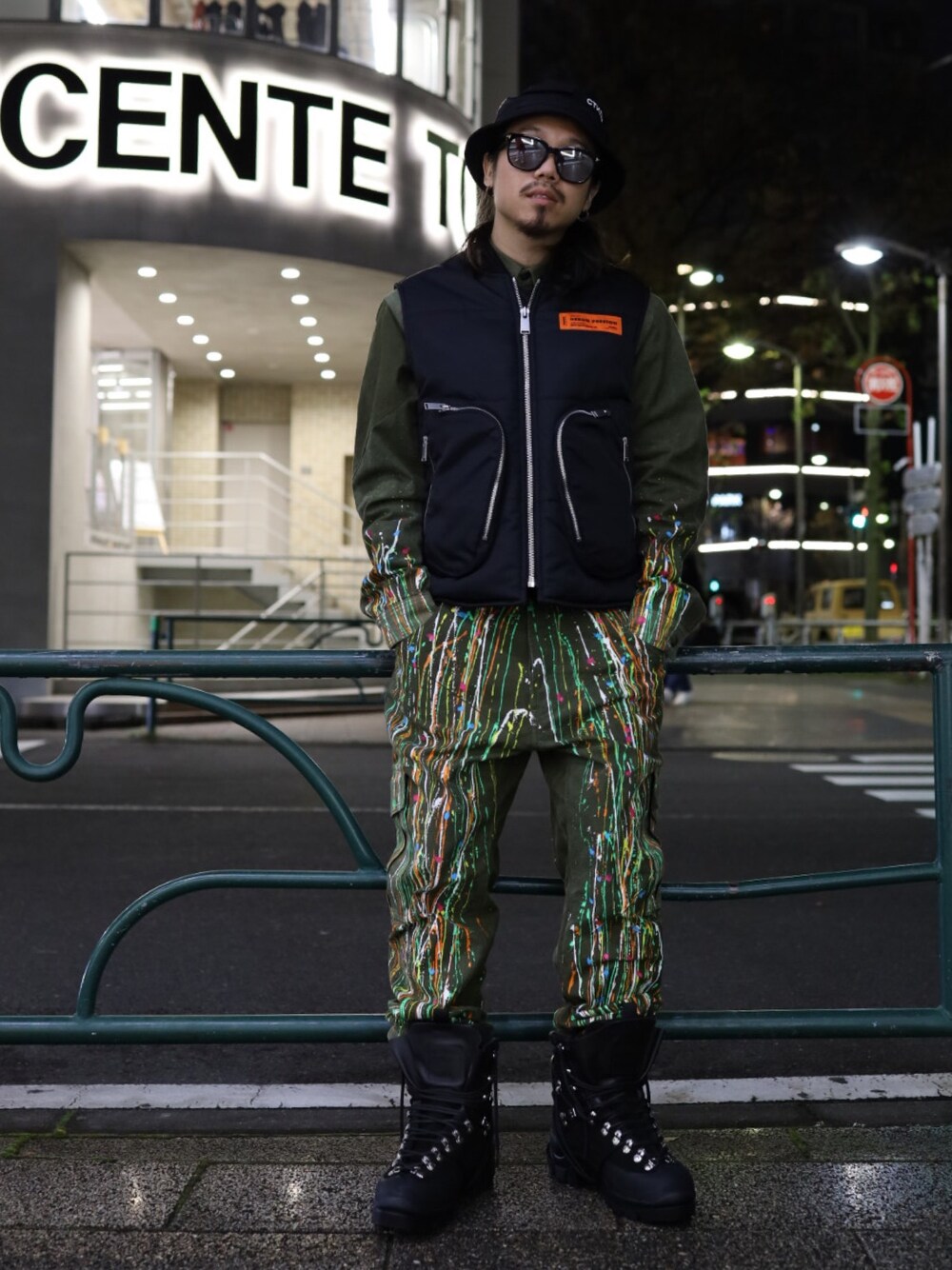 「つなぎ、ミリタリー、ハンドペイント、ベスト、トレッキングブーツ、バケットハット、heronpreston、punktum、HELIOT EMIL、ROYAL FLASH」｜「HERON PRESTONのアイテム（トップス、ブラック系）」を使った、AOKIFLASH‼︎!さん（メンズ・166cm）の秋コーディネートの1枚目の写真
