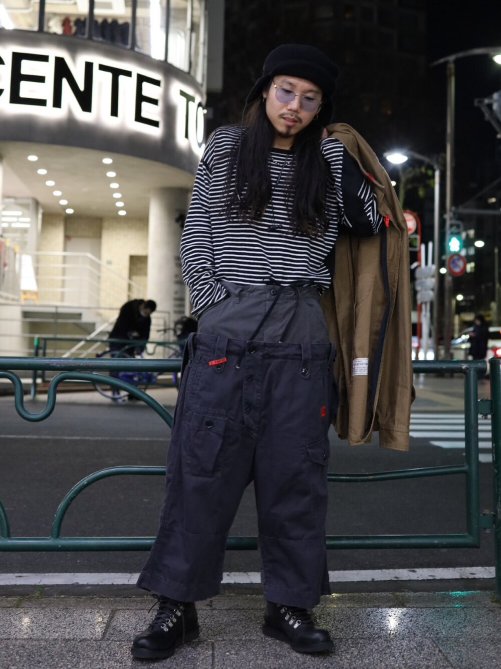 ブラック系のトップス、ブラック系のパンツ、ブラック系のシューズを着用したメンズの冬コーディネートの1枚目の写真