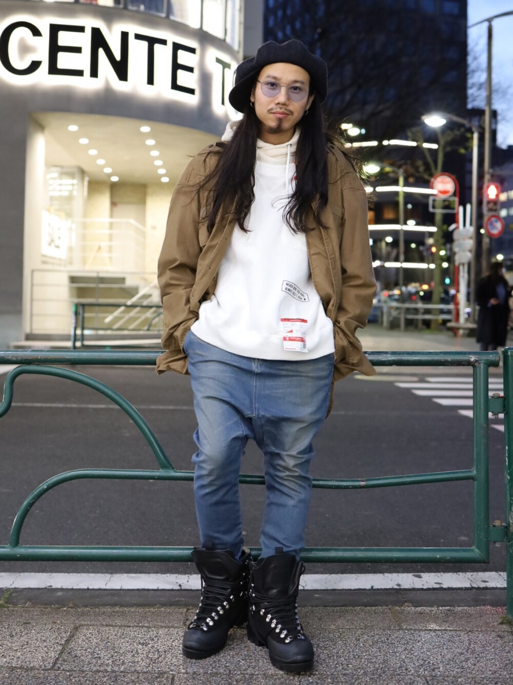 「オトナカジュアル、ブーツ、サルエルデニム、オーバーサイズ、キャスケット、Maison MIHARA YASUHIRO、ISAMU KATAYAMA BACKLASH、HELIOT EMIL、ROYAL FLASH」｜「ISAMU KATAYAMA BACKLASHのISAMUKATAYAMA BACKLASH/イサムカタヤマ バックラッシュ/LINEN CASQUETTE（キャスケット、ブラック系）」を使った、AOKIFLASH‼︎!さん（メンズ・166cm）の冬コーディネートの1枚目の写真
