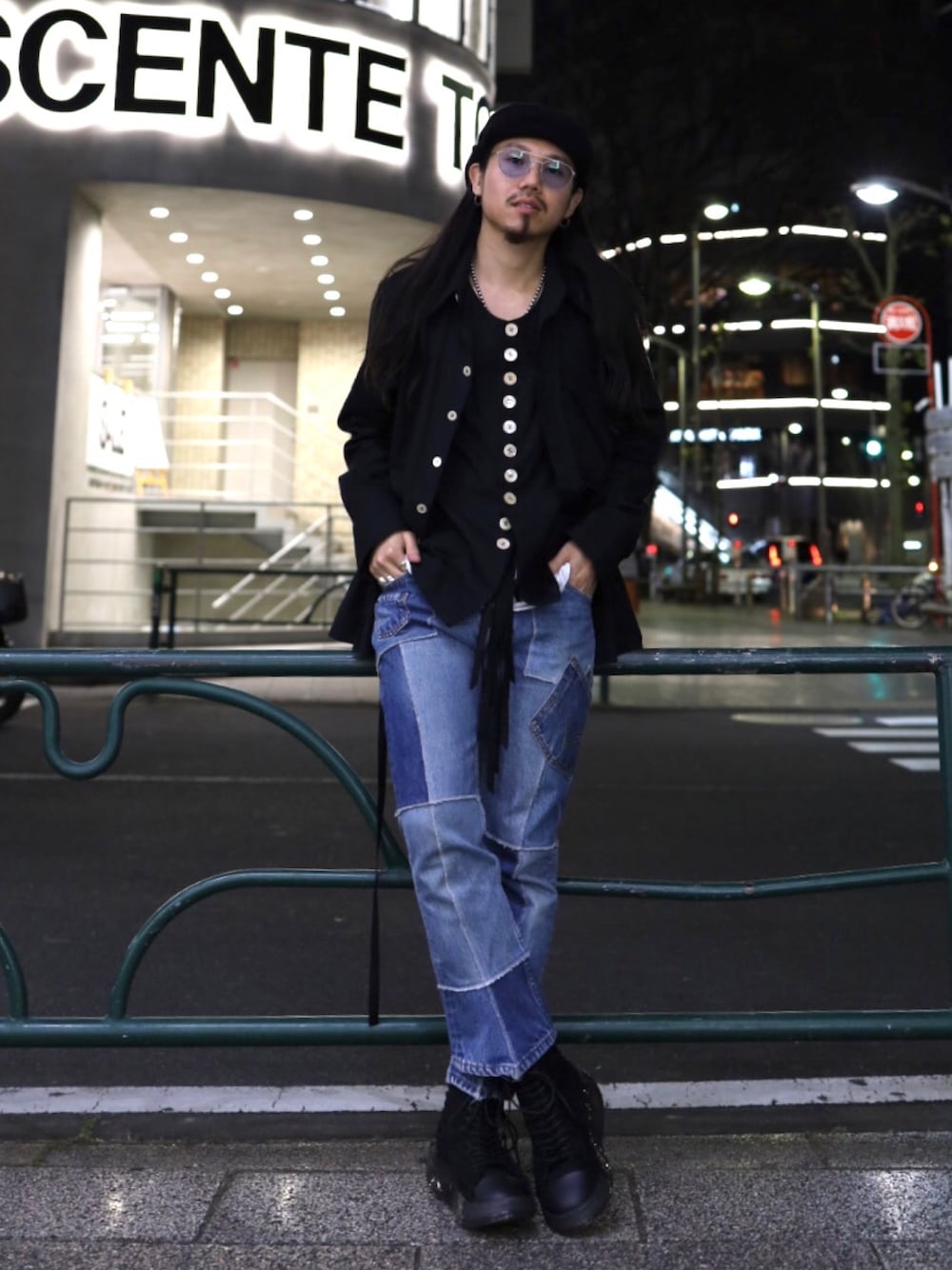 「今日のコーデ、大人カジュアル、レイヤードスタイル、黒シャツ、リメイクジーンズ、ハイカツトスニーカー、TAKAHIROMIYASHITA The SoloIst. 、BED J.W. FORD、grounds、ROYAL FLASH」｜「BED J.W. FORDのアイテム（シャツ/ブラウス、ブラック系）」を使った、AOKIFLASH‼︎!さん（メンズ・166cm）の冬コーディネートの1枚目の写真