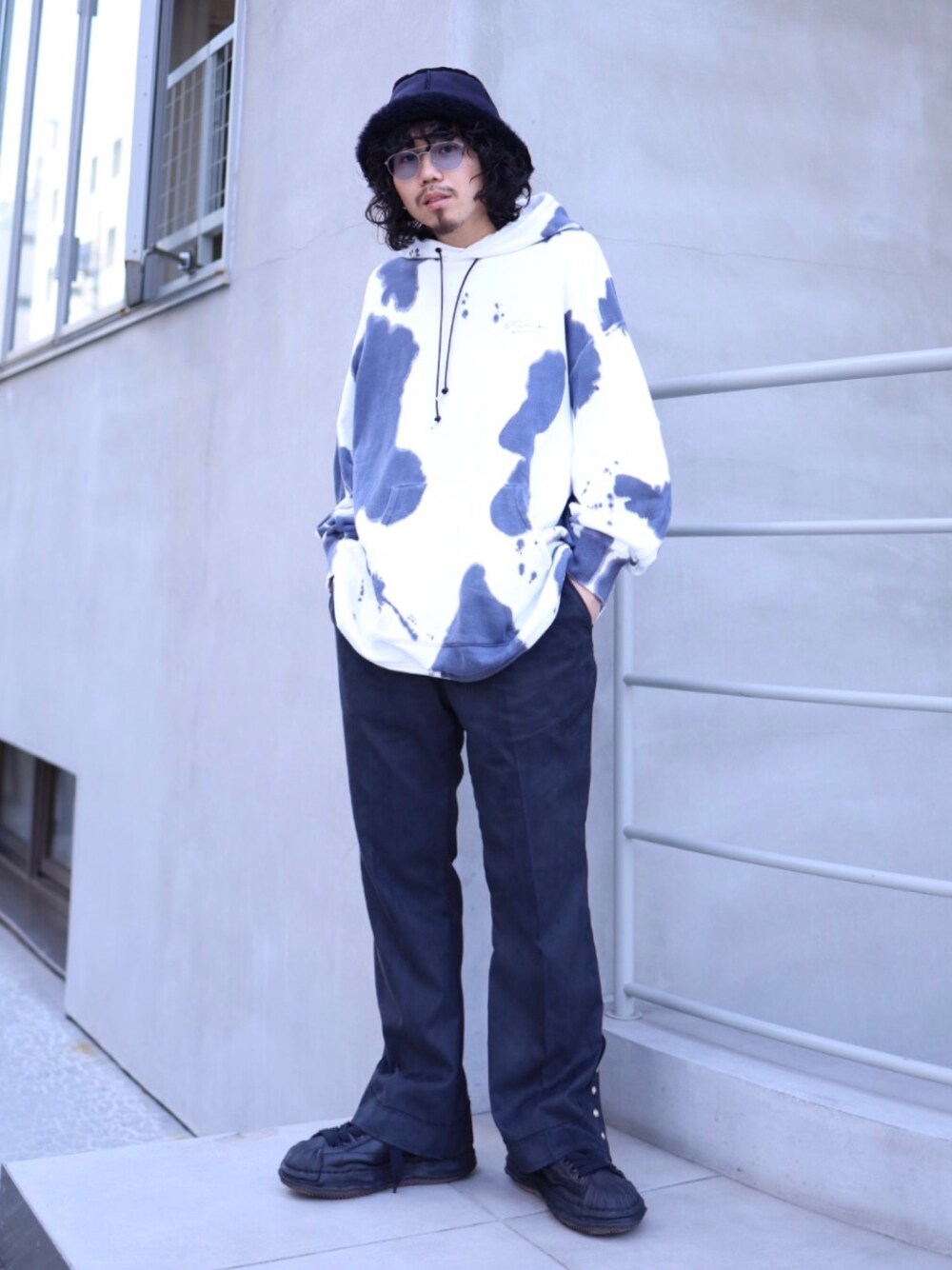 「大人コーデ、カジュアルコーデ、プルオーバー、カウ柄、フレアパンツ、FACCIES、Maison MIHARA YASUHIRO、Azuma.、bowwow、ROYAL FLASH」｜「BOW WOWのアイテム（帽子、ブルー系）」を使った、AOKIFLASH‼︎!さん（メンズ・166cm）の冬コーディネートの1枚目の写真