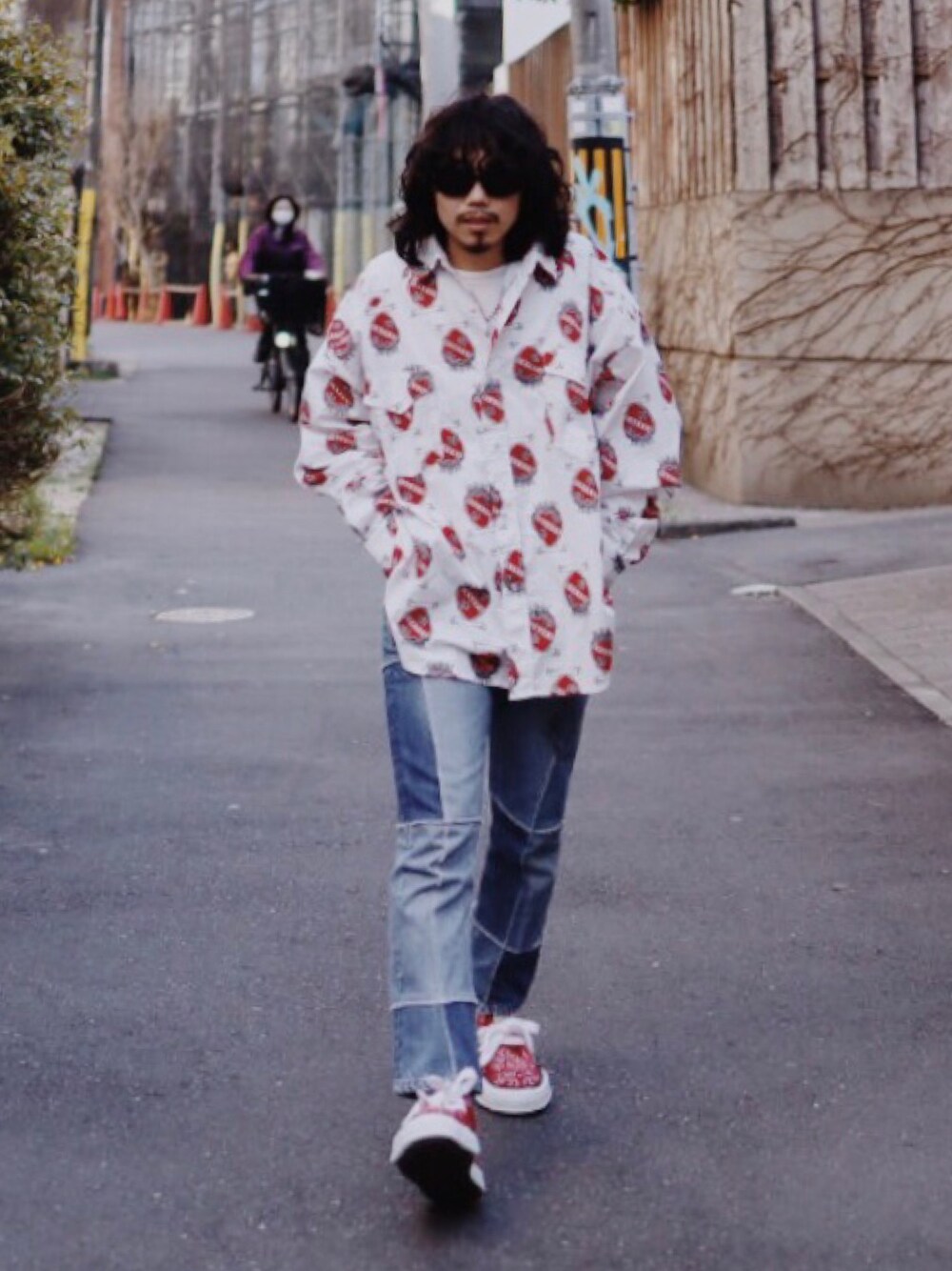 「大人カジュアル、ストリート、スニーカー、春めきシューズ、ペイズリー、ハートクラウン、bowwow、TAKAHIROMIYASHITA The SoloIst.、Maison MIHARA YASUHIRO、ROYAL FLASH」｜「BOW WOWのアイテム（シャツ/ブラウス、レッド系）」を使った、AOKIFLASH‼︎!さん（メンズ・166cm）の春コーディネートの1枚目の写真