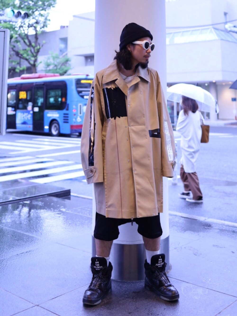 「春夏コーデ、コート、ビッグシルエット、サルエルショーツ、ニット帽、ハイカットスニーカー、ストリートMIX、TAKAHIROMIYASHITA The SoloIst.、ISAMU KATAYAMA BACKLASH、ROYAL FLASH」｜「TAKAHIROMIYASHITATheSoloIst.のアイテム（ジャケット/アウター、ベージュ系）」を使った、AOKIFLASH‼︎!さん（メンズ・166cm）の春コーディネートの1枚目の写真