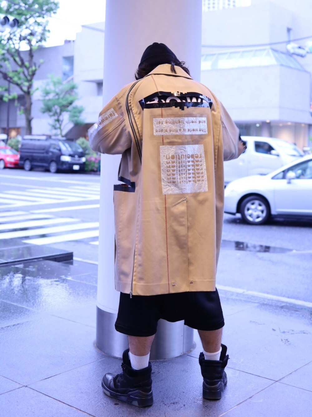 「春夏コーデ、ビッグシルエット、バックスタイル、サルエルパンツ、ハイカツトスニーカー、ニット帽、ストリートMIX、TAKAHIROMIYASHITA The SoloIst.、ROYAL FLASH、ISAMU KATAYAMA BACKLASH」｜「TAKAHIROMIYASHITATheSoloIst.のアイテム（ジャケット/アウター、ベージュ系）」を使った、AOKIFLASH‼︎!さん（メンズ・166cm）の春コーディネートの1枚目の写真