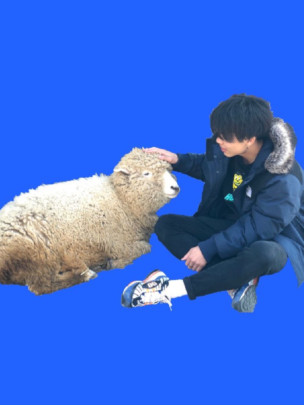 ブラック系のTシャツ/カットソー、ブルー系のダウンジャケット/コート、ホワイト系のスニーカーを着用したメンズの春コーディネートの1枚目の写真