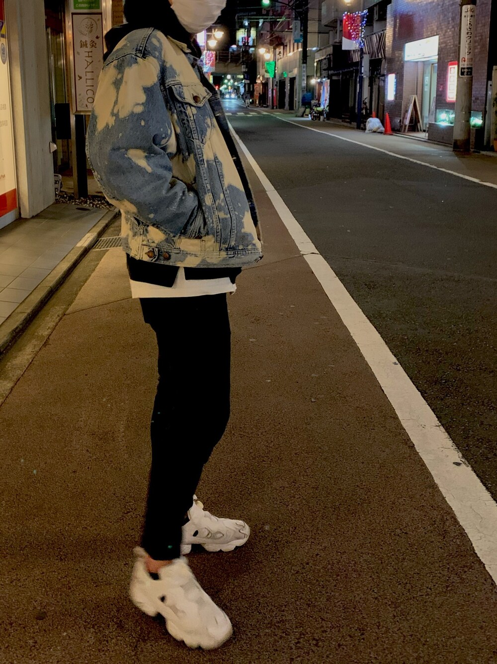 「秋コーデ、プチプラ、スニーカーコーデ、レイヤードスタイル、韓国ファッション、古着」｜「UNIQLOのアイテム（その他パンツ、ブラック系）」を使った、オカベさん（メンズ・175cm）の秋コーディネートの1枚目の写真
