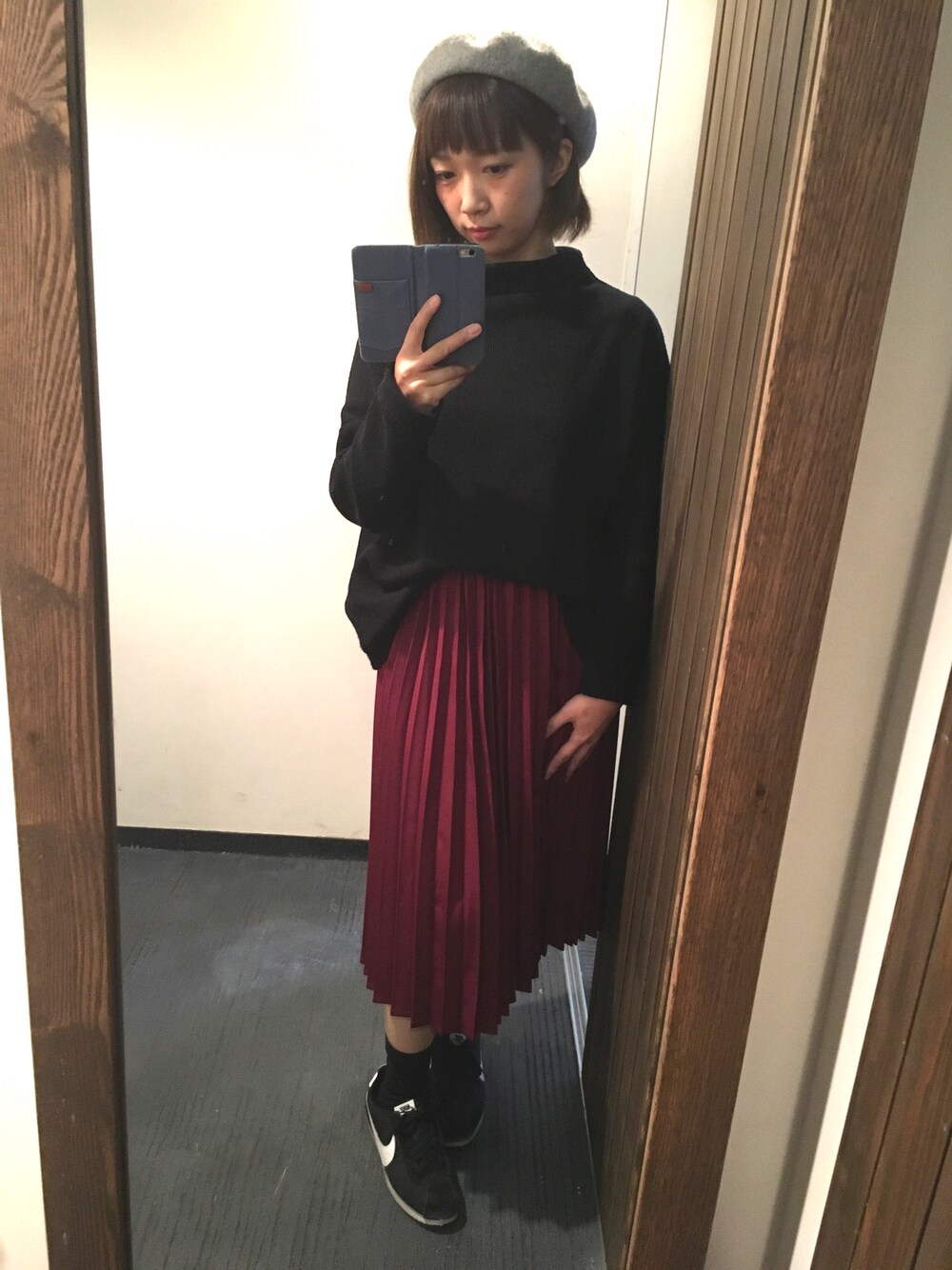 「シンプルコーデ、仕事着、スニーカー、カジュアル、ベレー帽、プリーツスカート、ママコーデ、プチプラ」｜「JEANASISのアイテム（ニット/セーター、ブラック系）」を使った、ruru＊さん（レディース・156cm）の冬コーディネートの1枚目の写真