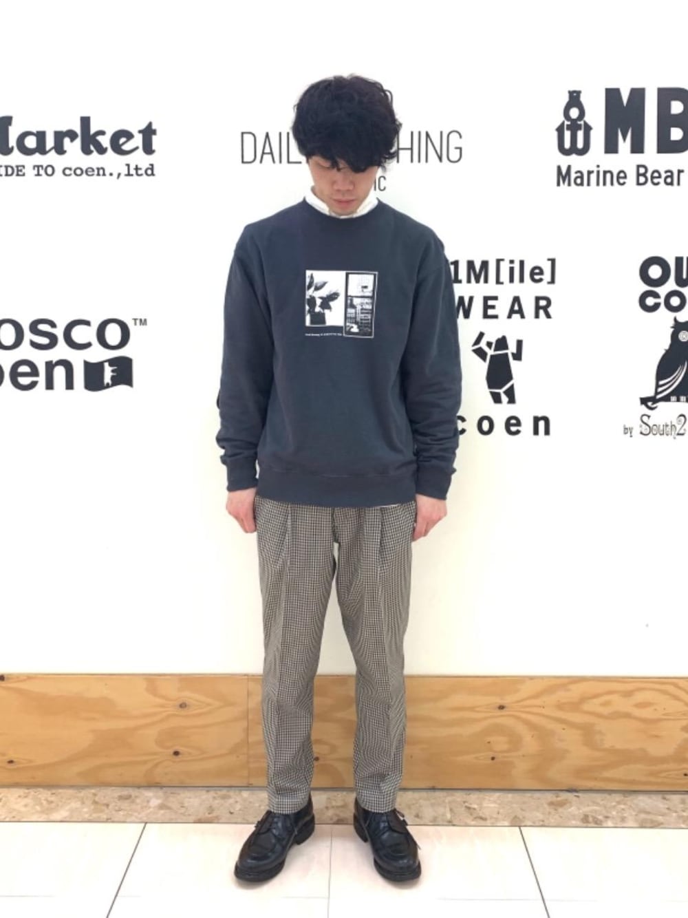 「レイヤード、チェックパンツ、革靴、coen、プリントスウェット、USAコットン、wear、キレイめカジュアル」｜「coenのTRチェックストレッチイージーパンツ#（その他パンツ、ベージュ系）」を使った、coen ひぐちさん（メンズ・177cm）の冬コーディネートの1枚目の写真