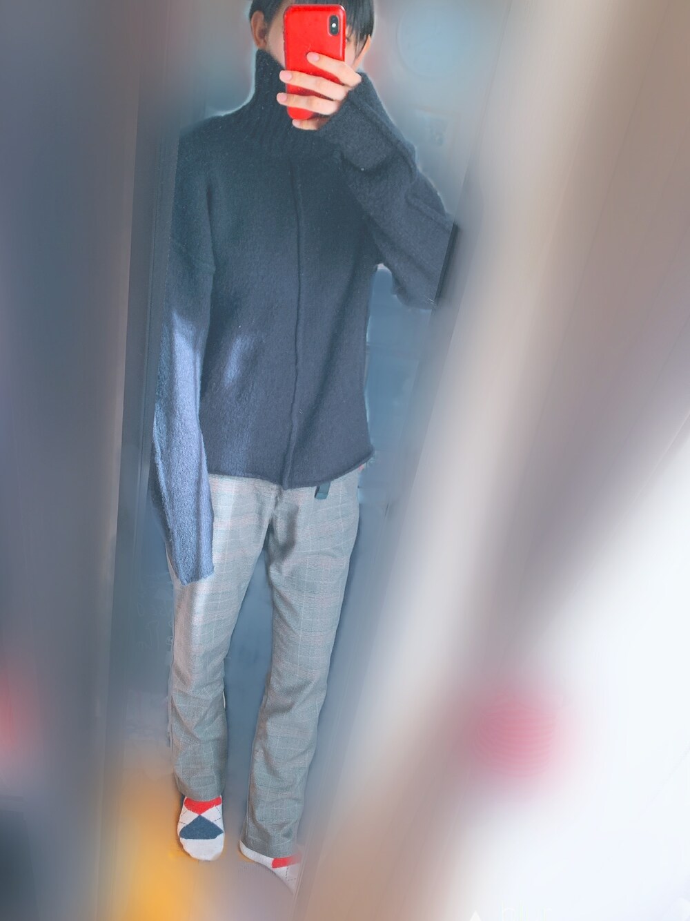 ブラック系のニット/セーター、ブラウン系のその他パンツを着用したレディースの冬コーディネートの1枚目の写真