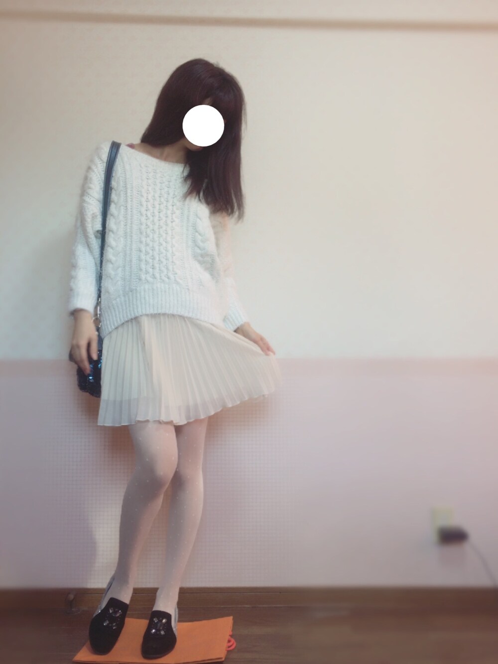ホワイト系のニット/セーター、ホワイト系のスカート、ブルー系のショルダーバッグを着用したレディースの冬コーディネートの1枚目の写真