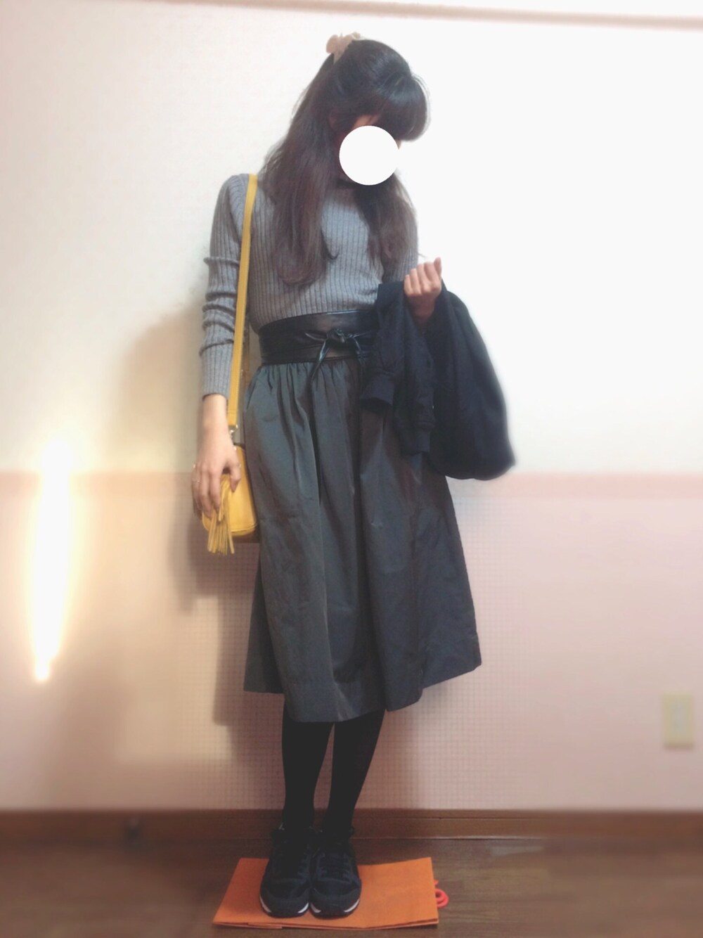 ブルー系のブルゾン、イエロー系のショルダーバッグ、グリーン系のスカートを着用したレディースの春コーディネートの1枚目の写真