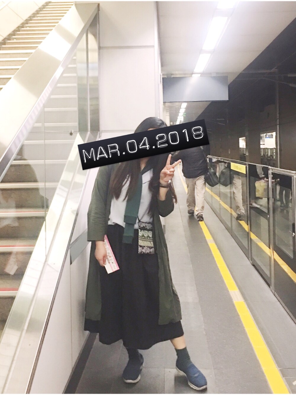 ブルー系のモカシン/デッキシューズ、ブラック系のその他パンツ、グリーン系のその他アウターを着用したレディースの春コーディネートの1枚目の写真