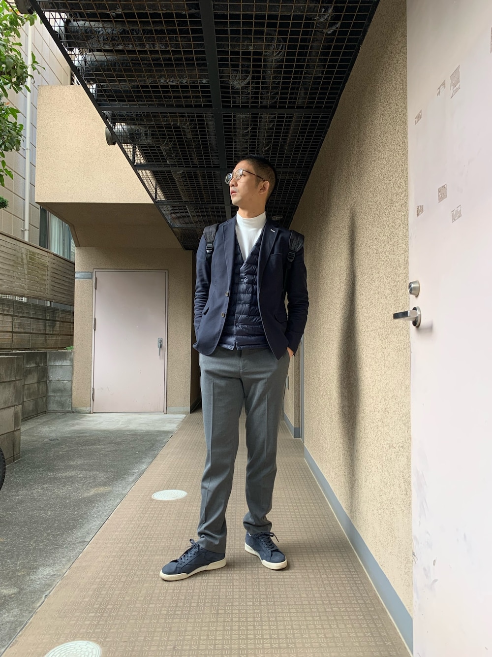 ブルー系のスニーカー、グレー系のその他パンツ、ブルー系のジャケット/アウターを着用したメンズの秋コーディネートの1枚目の写真