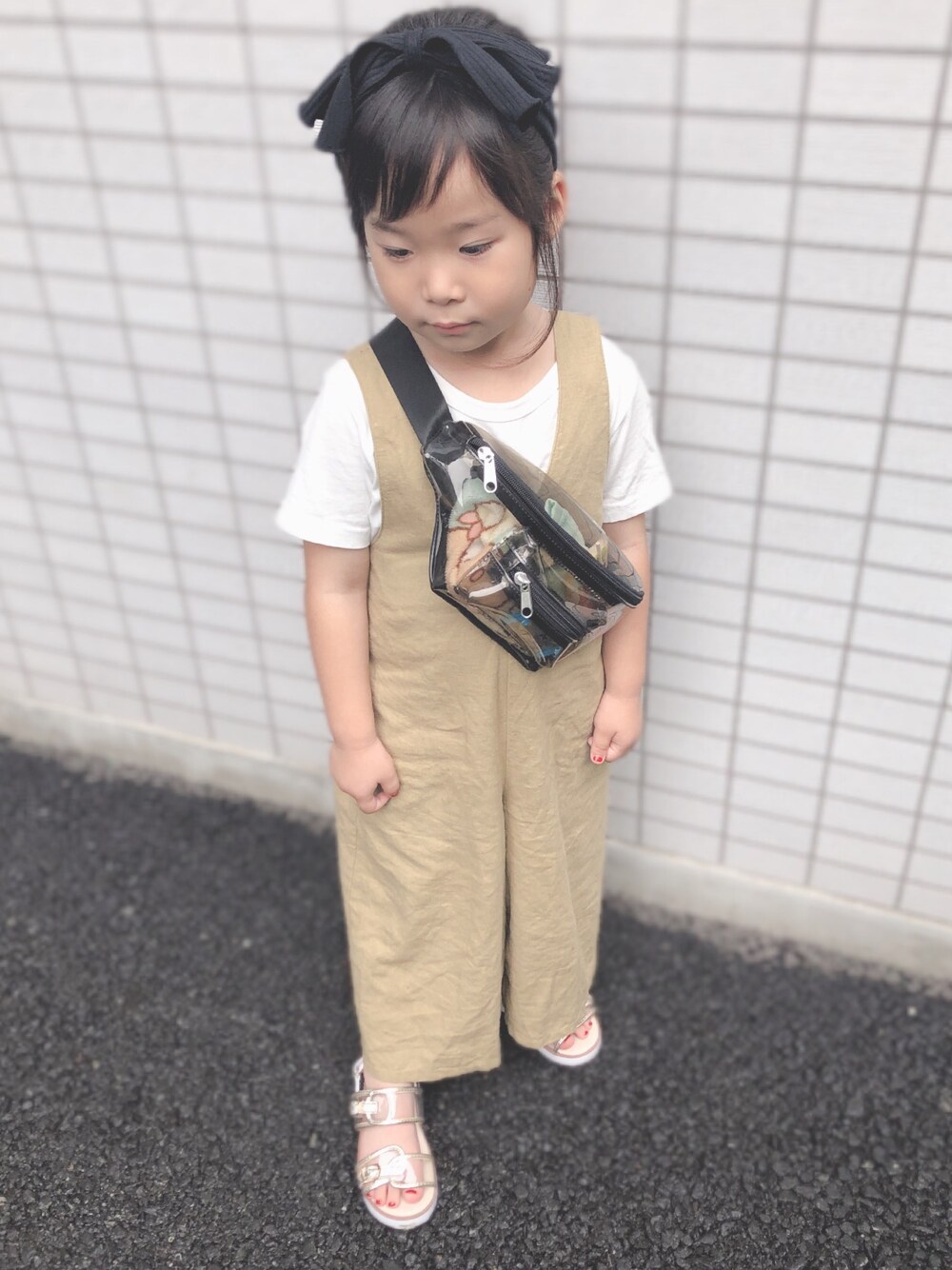 「Tシャツ、夏コーデ、お洒落さんとつながりたい、キッズ、サンダル、ベージュ、おだんごヘアー」｜「GLOBAL WORKの【キッズ】アソートヘアバンド/780681（ヘアバンド、ブラック系）」を使った、こったんさん（キッズ・100cm）の夏コーディネートの1枚目の写真