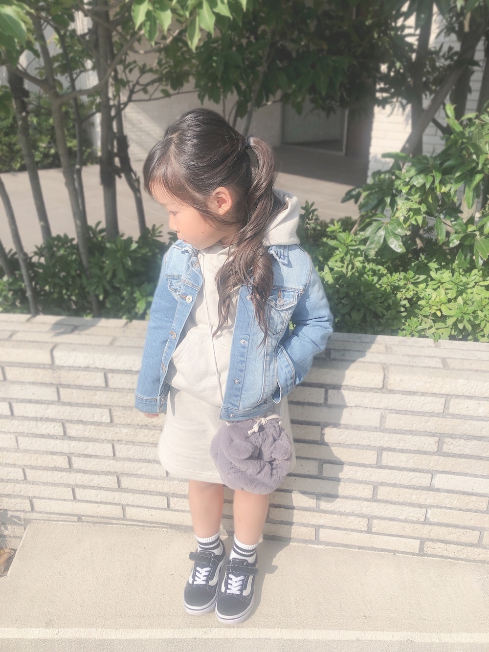 「秋コーデ、VANS、おんなのこ、オールドスクール、プティマイン、シンプルコーデ、ベージュコーデ、パーカーワンピース」｜「ZARA KIDSのアイテム（デニムジャケット、ブルー系）」を使った、こったんさん（キッズ・100cm）の秋コーディネートの1枚目の写真