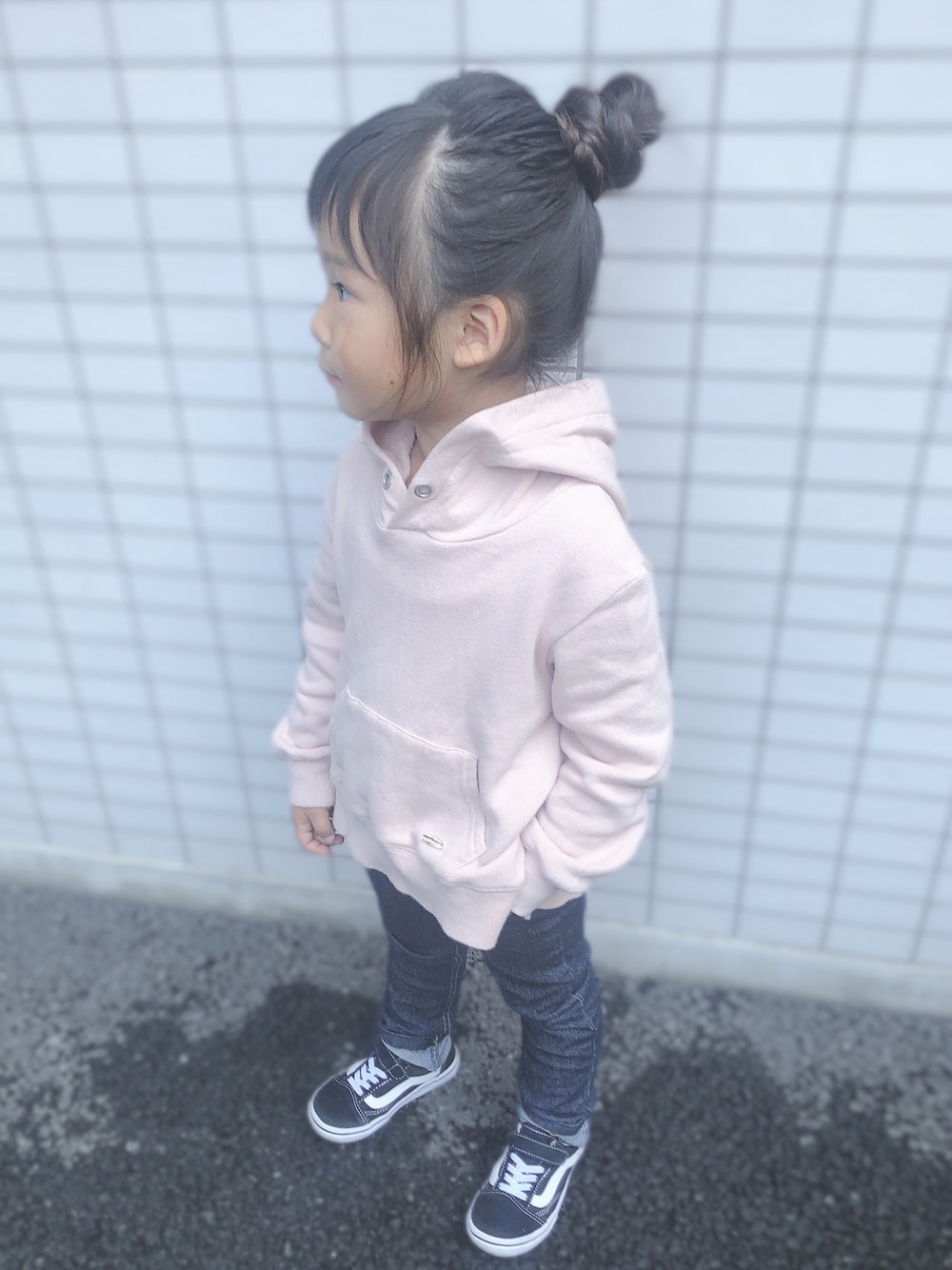 「秋のコーデ、シンプル、キッズファッション、おしゃれさんと繋がりたい、カジュアルコーデ、パーカー、デニムパンツ、スキニー、おんなのこ」｜「petit mainの裏毛プルパーカー（スウェット、ピンク系）」を使った、こったんさん（キッズ・100cm）の秋コーディネートの1枚目の写真