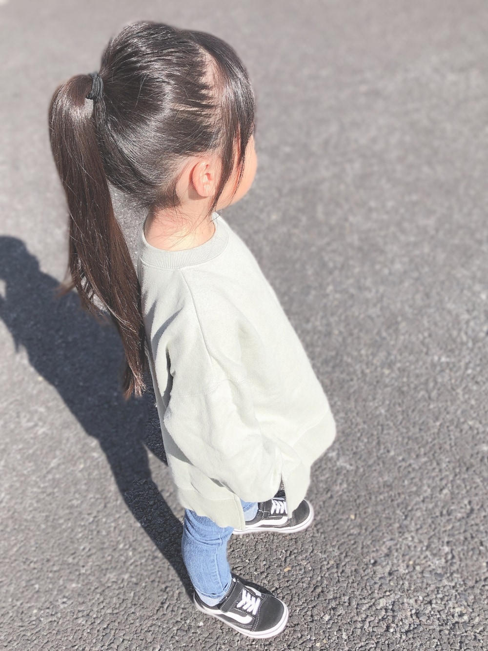 「秋コーデ、キッズコーデ、いいね、save、フォローお願いします🤑、スニーカー、VANS、プティマイン」｜「petit mainのロング丈トレーナー（スウェット、グリーン系）」を使った、こったんさん（キッズ・100cm）の秋コーディネートの1枚目の写真