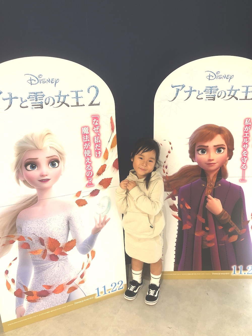「冬コーデ、キッズコーデ、カジュアル、女の子コーデ、ワンピース、パーカーワンピース」｜「quoti use fithのウラケ 長袖 ヒザウエパーカーワンピース（ワンピース、ベージュ系）」を使った、こったんさん（キッズ・100cm）の秋コーディネートの1枚目の写真