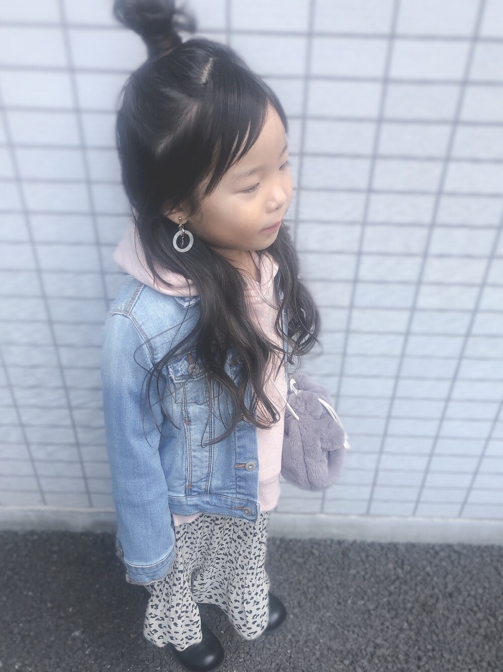 「カジュアルコーデ、休日スタイル、シンプルコーデ、おしゃれさんと繋がりたい、レオパード、petit main、ハーフアップお団子」｜「petit mainの裏毛プルパーカー（スウェット、ピンク系）」を使った、こったんさん（キッズ・100cm）の冬コーディネートの1枚目の写真