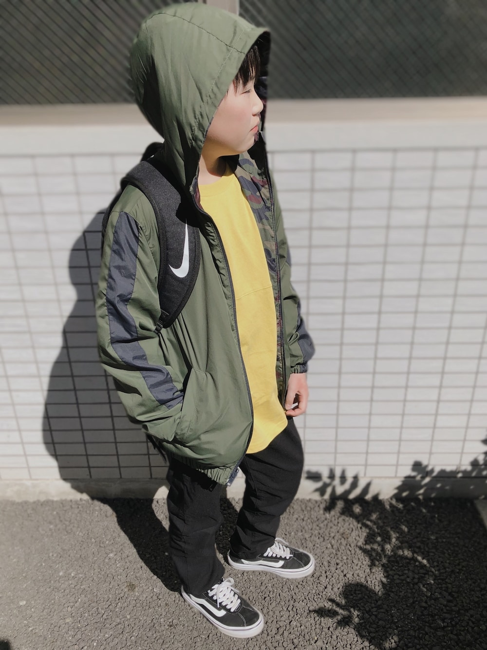 「カジュアル、シンプルコーデ、キッズファッション、春、小学生コーデ、マウンテンパーカー、スポーツミックス」｜「devirockのフットボール長袖Tシャツ（Tシャツ/カットソー、イエロー系）」を使った、こったんさん（キッズ・145cm）の春コーディネートの1枚目の写真