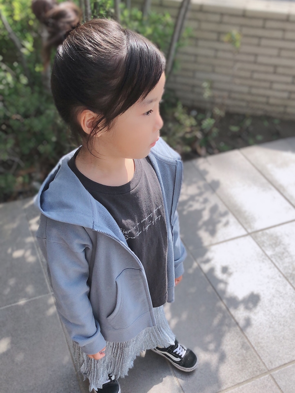 「カジュアルコーデ、キッズコーデ、シンプル、春コーデ、女の子コーデ、ゆるコーデ、5歳」｜「LOWRYS FARMの【KIDS】フォトロンＴ　875536（Tシャツ/カットソー、グレー系）」を使った、こったんさん（キッズ・110cm）の春コーディネートの1枚目の写真