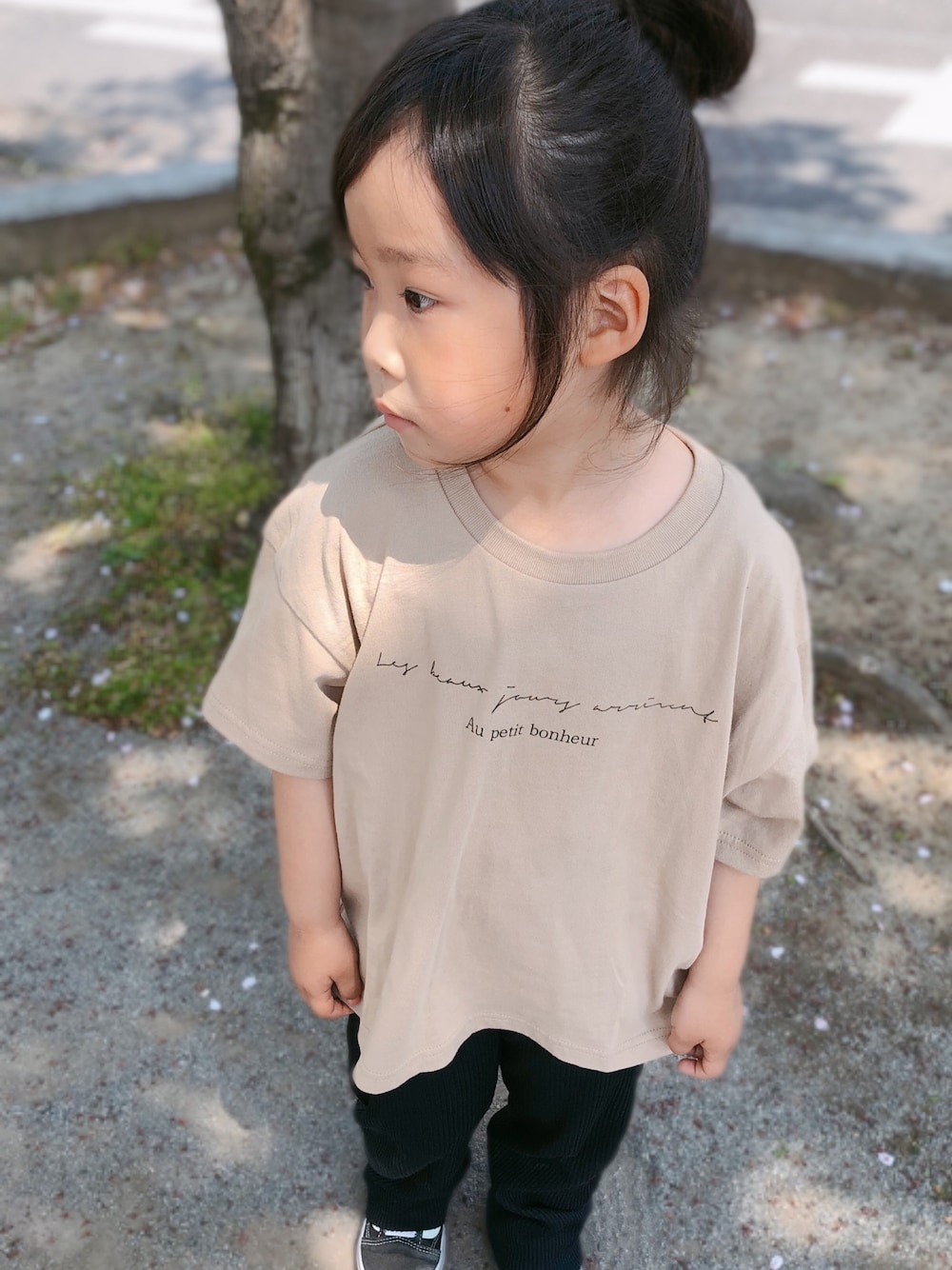 「春コーデ、カジュアル、女の子コーデ、おだんごヘアー、VANS、ローリーズファーム(LOWRYS FARM)」｜「LOWRYS FARMのレタリングＴＥＥ　876016（Tシャツ/カットソー、ベージュ系）」を使った、こったんさん（キッズ・110cm）の春コーディネートの1枚目の写真
