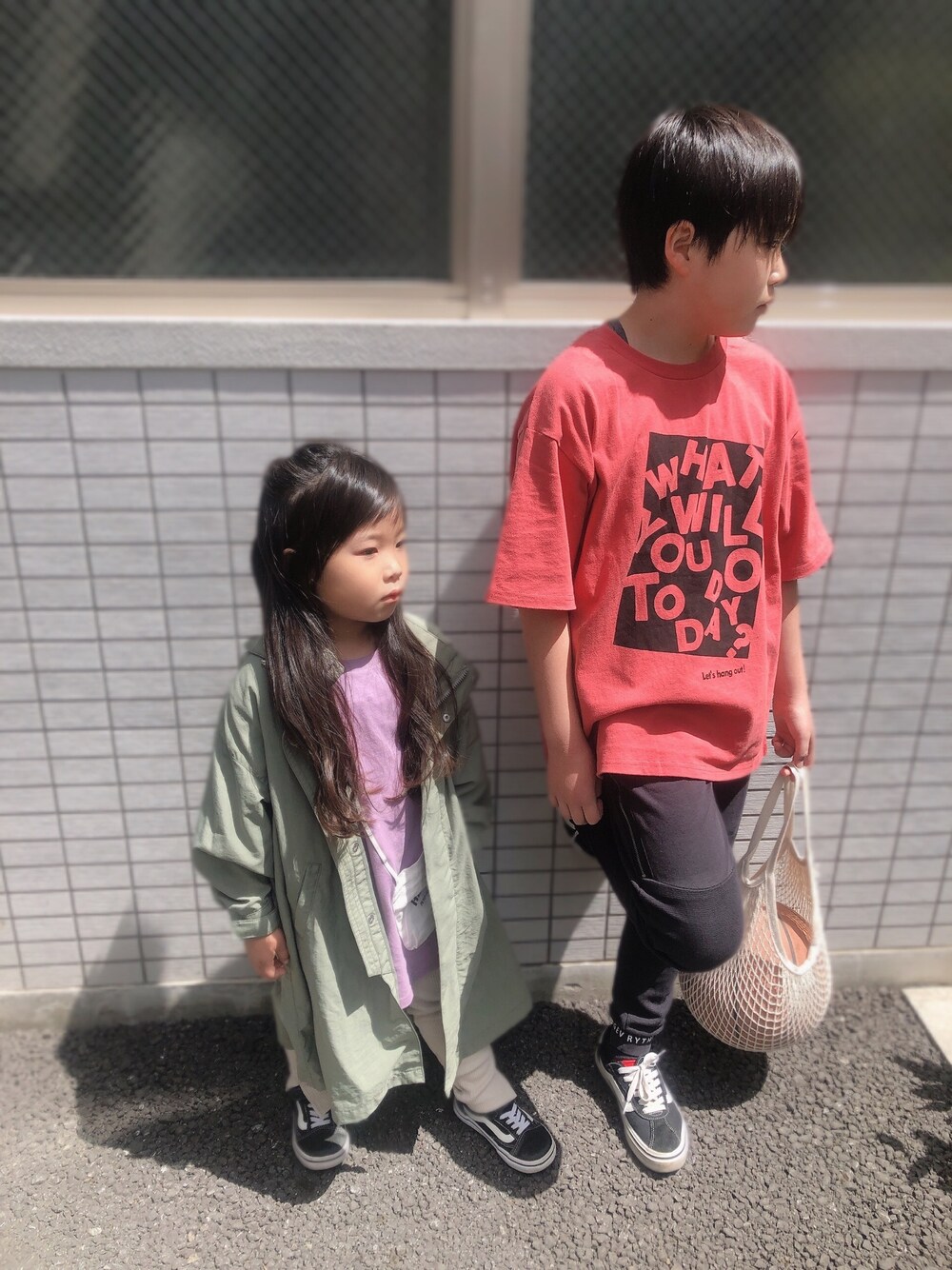 「シンプル、お洒落さんとつながりたい、小学生、petitmain、BREEZE、ゆるコーデ」｜「BREEZEのWEB限定 ボックスロゴ半袖Tシャツ ジュニア（Tシャツ/カットソー、レッド系）」を使った、こったんさん（キッズ・110cm）の春コーディネートの1枚目の写真