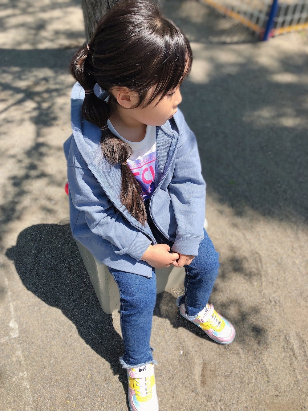 「キッズコーデ、カジュアルコーデ、シンプルコーデ、デニムパンツ、おしゃれさんと繋がりたい、女の子、デニム、Tシャツ、BREEZE」｜「BREEZEのボックスロゴTシャツ（Tシャツ/カットソー、パープル系）」を使った、こったんさん（キッズ・110cm）の春コーディネートの1枚目の写真