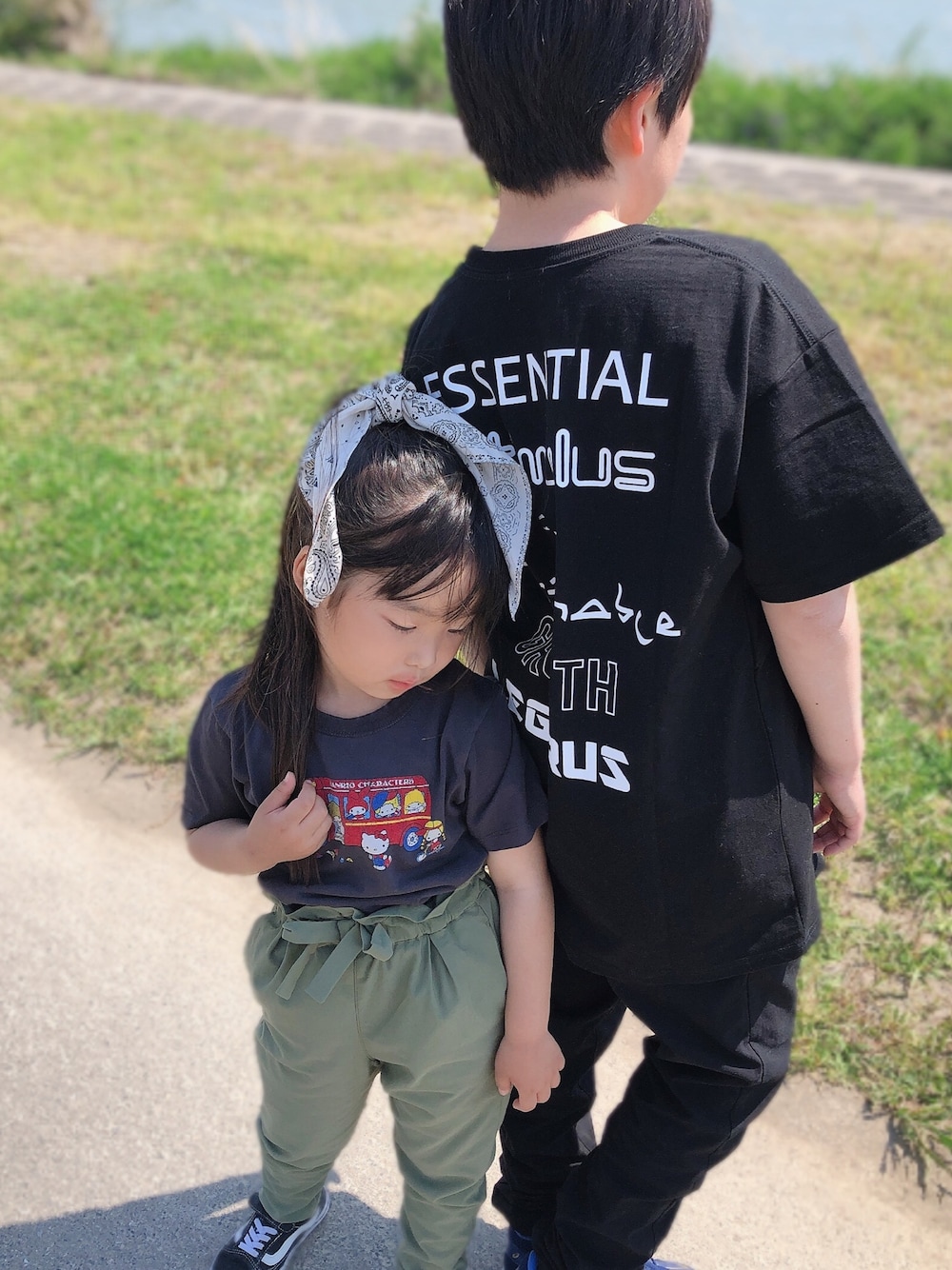 「休日スタイル、プチプラ、Tシャツ、むすこーで、サンリオ」｜「ハローキティコラボの【キッズ】サンリオキャラクターズＴ半袖/878501（Tシャツ/カットソー、グレー系）」を使った、こったんさん（キッズ・110cm）の春コーディネートの1枚目の写真