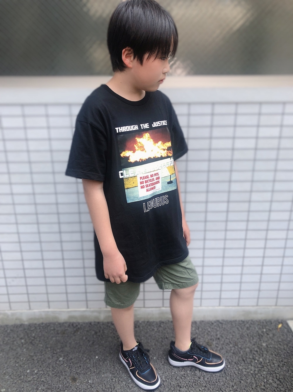 「キッズファッション、男の子コーデ、ナイキ、スニーカー、ユニクロ」｜「LEGURUS STANDARDのインパクト転写プリントTシャツ（Tシャツ/カットソー、ブラック系）」を使った、こったんさん（キッズ・110cm）の春コーディネートの1枚目の写真