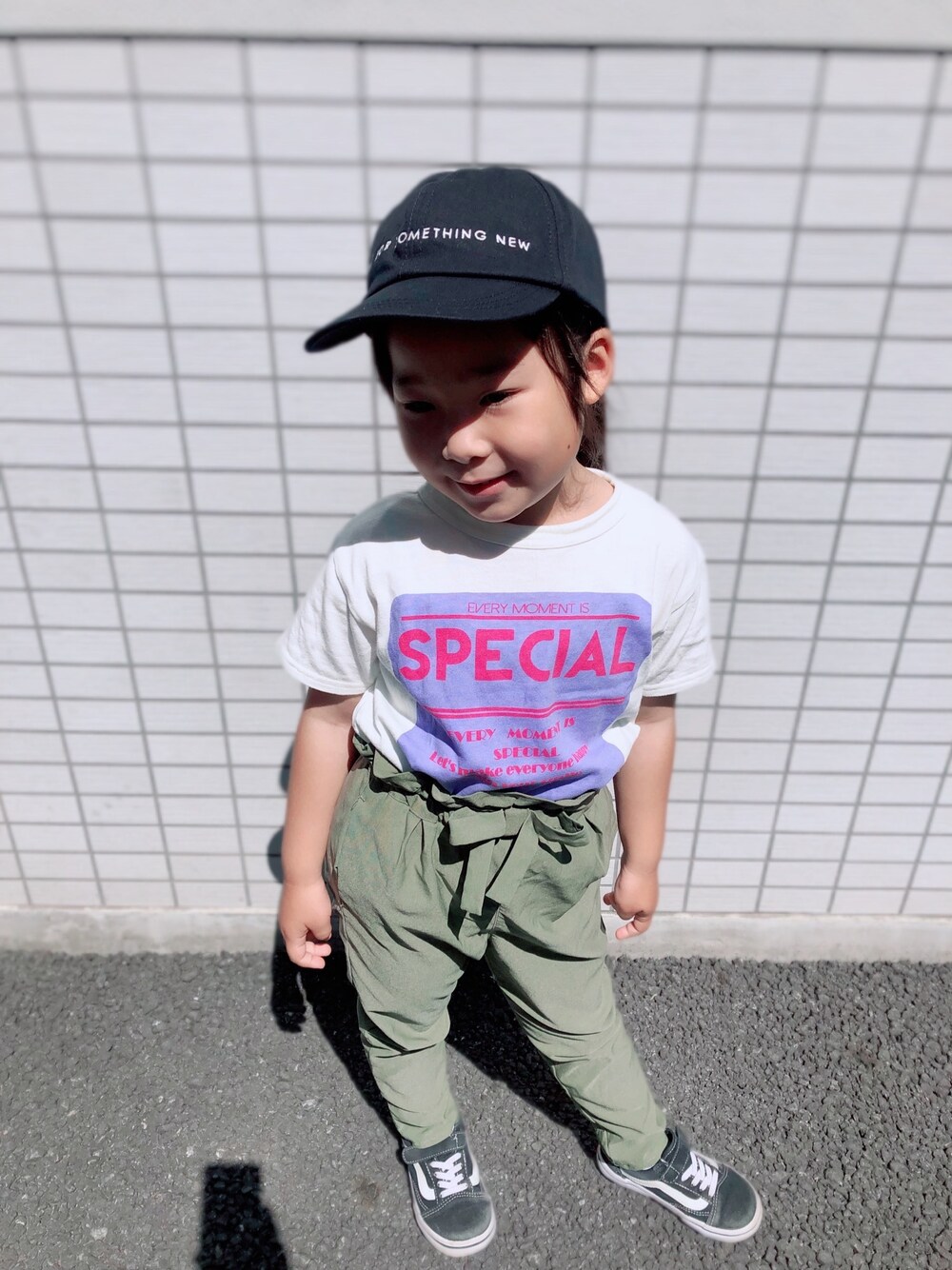 「キッズファッション、シンプルコーデ、プチプラコーデ、女の子、Tシャツ、キャップ」｜「BREEZEのボックスロゴTシャツ（Tシャツ/カットソー、パープル系）」を使った、こったんさん（キッズ・110cm）の春コーディネートの1枚目の写真