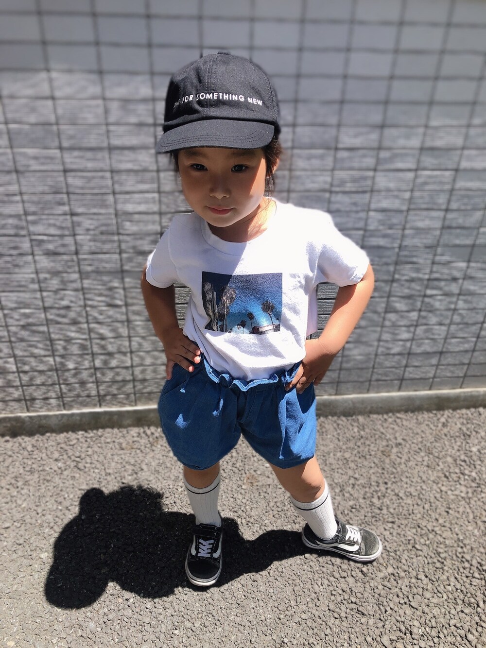 「キッズファッション、夏コーデ、女の子コーデ、キャップ、シンプルコーデ、おしゃれさんと繋がりたい、ショートパンツ」｜「Ungridのアイテム（Tシャツ/カットソー、ホワイト系）」を使った、こったんさん（キッズ・110cm）の春コーディネートの1枚目の写真
