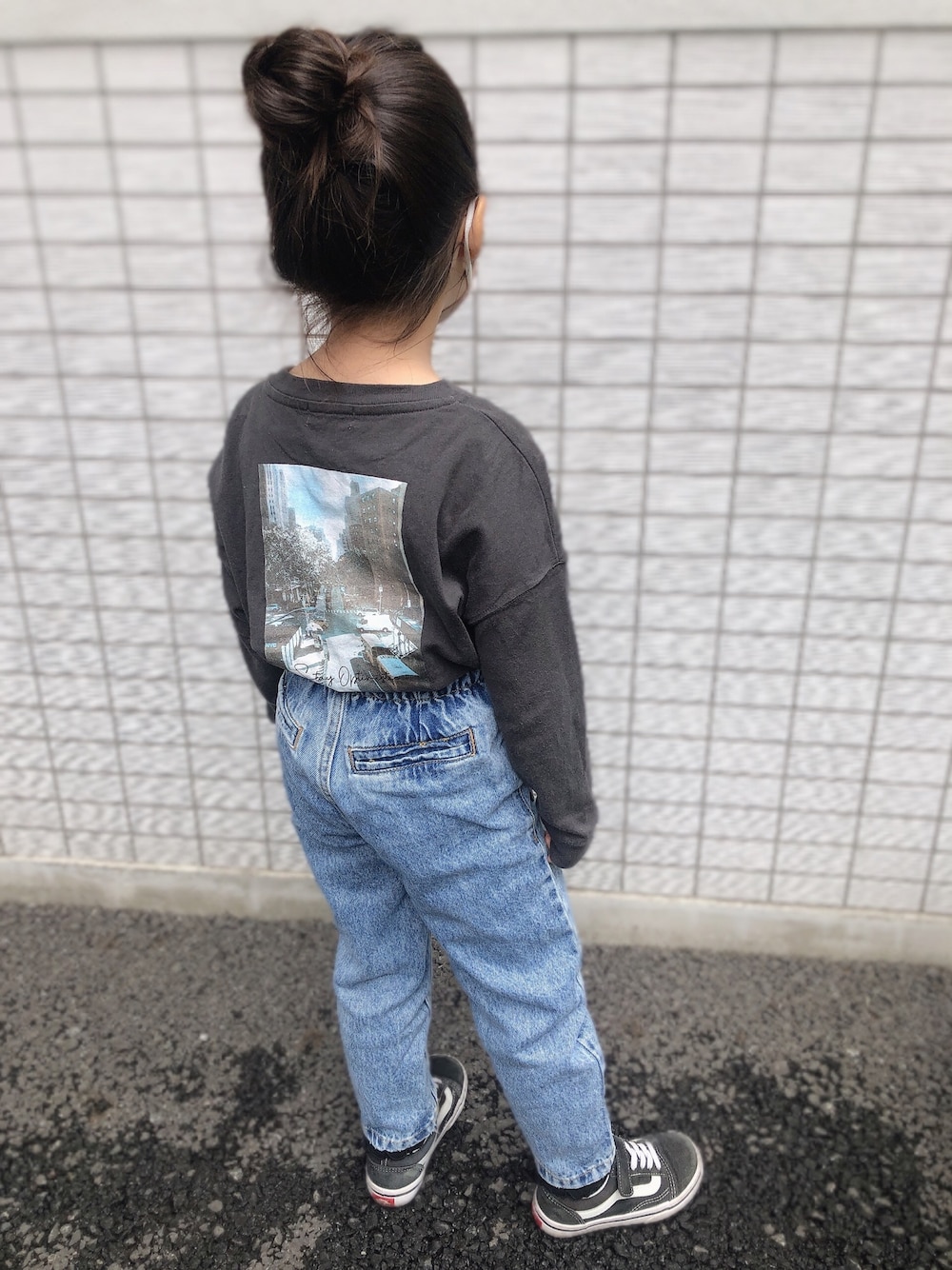 「ゆるコーデ、シンプル、カジュアル、モノトーン、キッズファッション、デニム」｜「LOWRYS FARMの【KIDS】フォトロンＴ　875536（Tシャツ/カットソー、グレー系）」を使った、こったんさん（キッズ・110cm）の春コーディネートの1枚目の写真