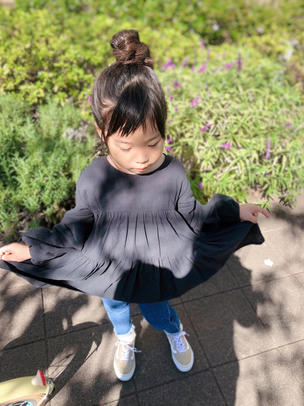 「秋のコーデ、キッズファッション、カジュアルコーデ、女の子コーデ、ゆるコーデ、おしゃれさんと繋がりたい」｜「GLOBAL WORKの【キッズ】楊柳ティアードブラウス/893078（シャツ/ブラウス、ブラック系）」を使った、こったんさん（キッズ・110cm）の秋コーディネートの1枚目の写真