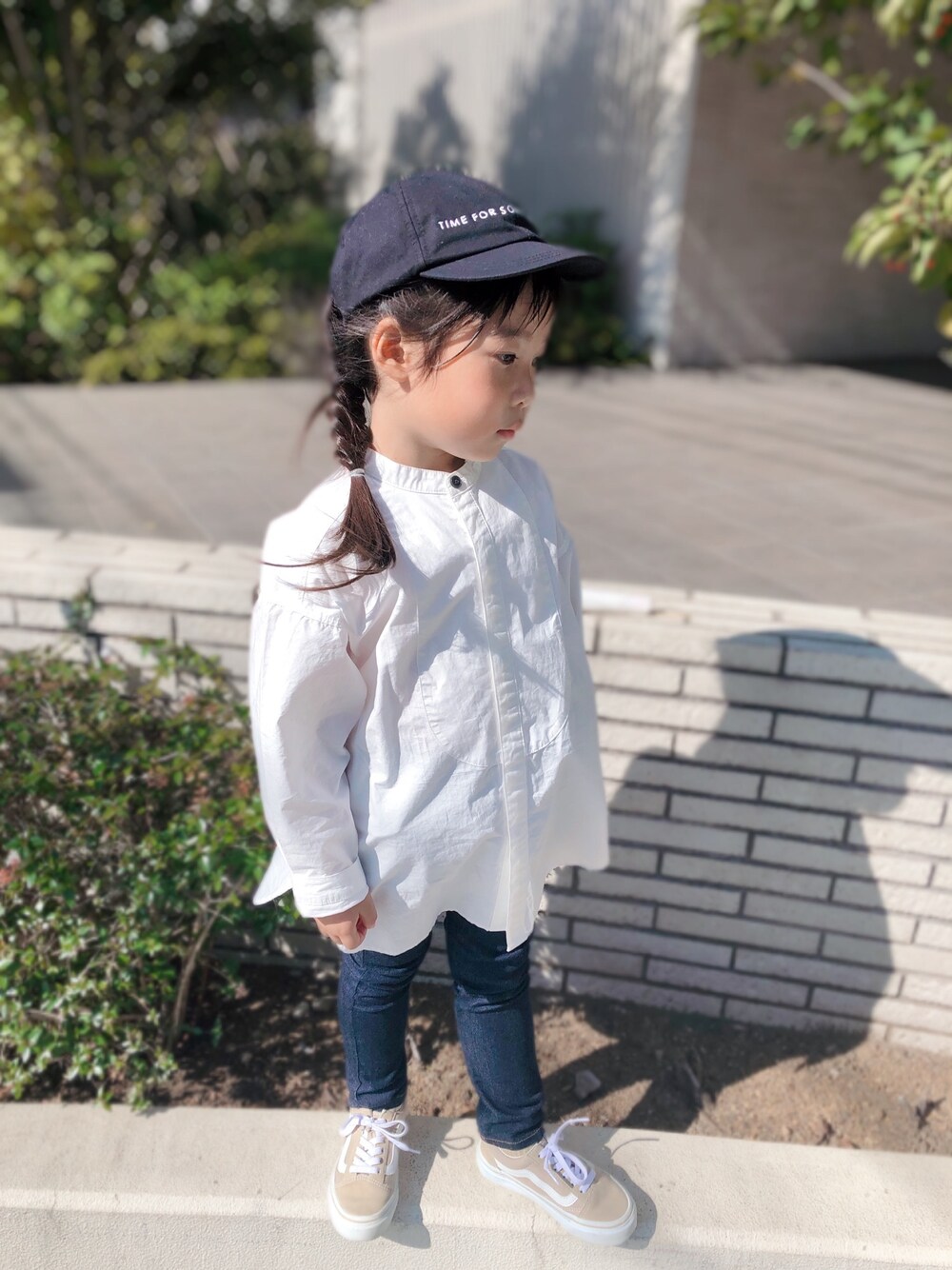「ハロウィン、休日スタイル、おんなのこ、シロシャツ、デニム」｜「LOWRYS FARMのサイドボタンチュニックシャツ　894045（シャツ/ブラウス、ホワイト系）」を使った、こったんさん（キッズ・110cm）の秋コーディネートの1枚目の写真