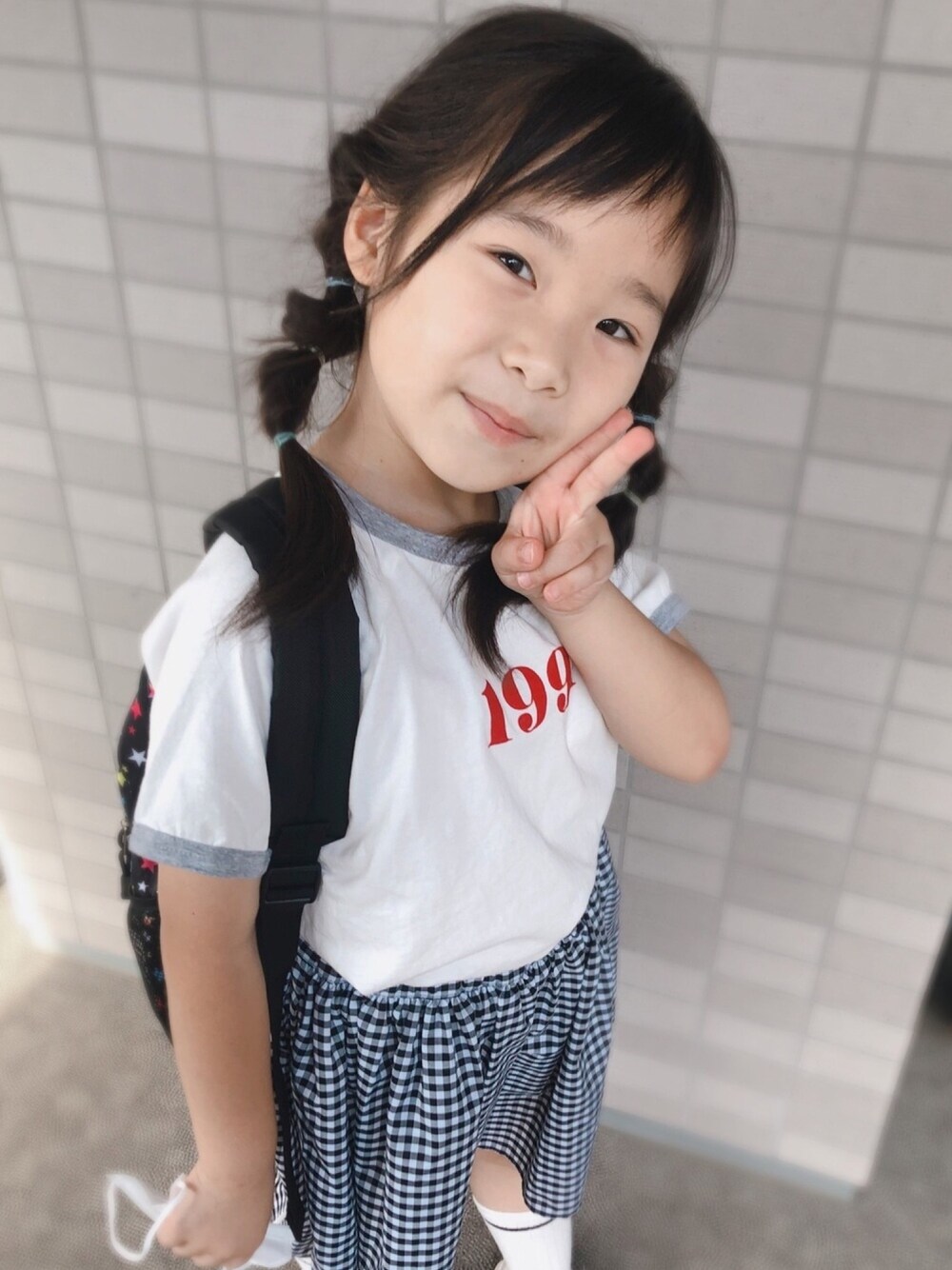 「夏コーデ、シンプルコーデ、ギンガムチェック、Tシャツ、リュック」｜「LOWRYS FARMのリンガーＴＥＥＳＳ　938944（Tシャツ/カットソー、ホワイト系）」を使った、こったんさん（キッズ・120cm）の夏コーディネートの1枚目の写真