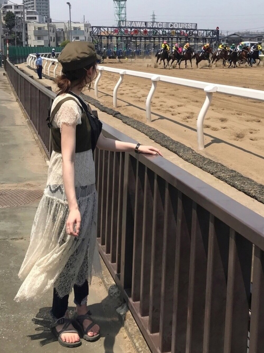 「夏コーデ、パンツスタイル、サンダル、お洒落さんとつながりたい、大人ガーリー、カーキ、レースワンピース、ビスチェ」｜「E hyphen world galleryのニットビスチェ（その他トップス、グリーン系）」を使った、mimiさん（レディース・162cm）の春コーディネートの1枚目の写真