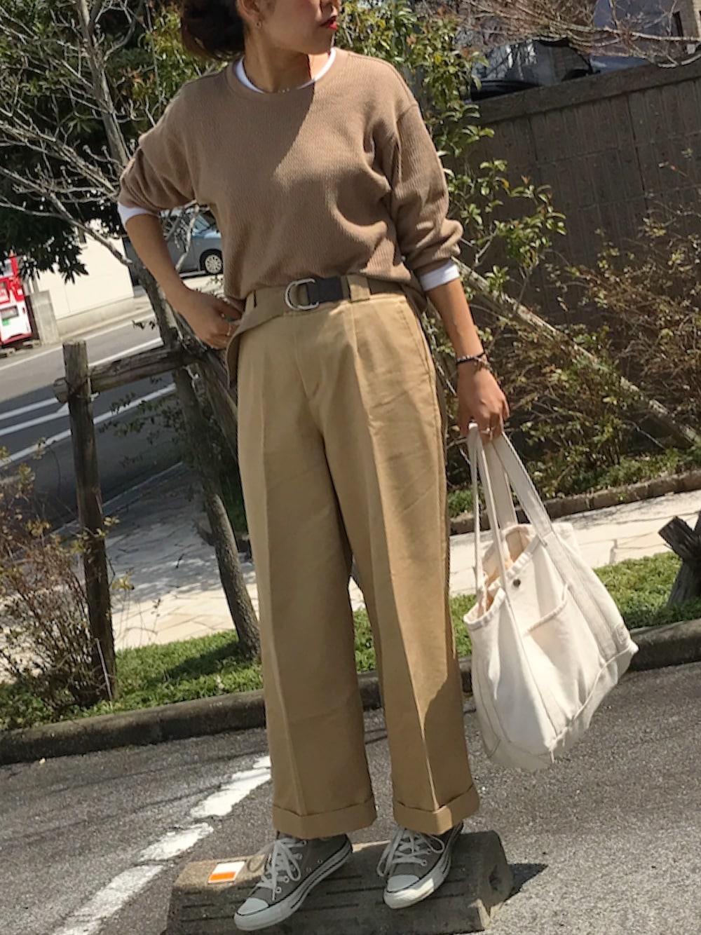 「ベージュコーデ、ママコーデ、ワントーンコーデ、ワイドパンツ、チノワイドパンツ、ワッフルクルーネックＴ、トートバッグ、カジュアル、大人カジュアル、春コーデ」｜「UNIQLOのアイテム（トップス、ベージュ系）」を使った、tamiさん（レディース・159cm）の春コーディネートの1枚目の写真