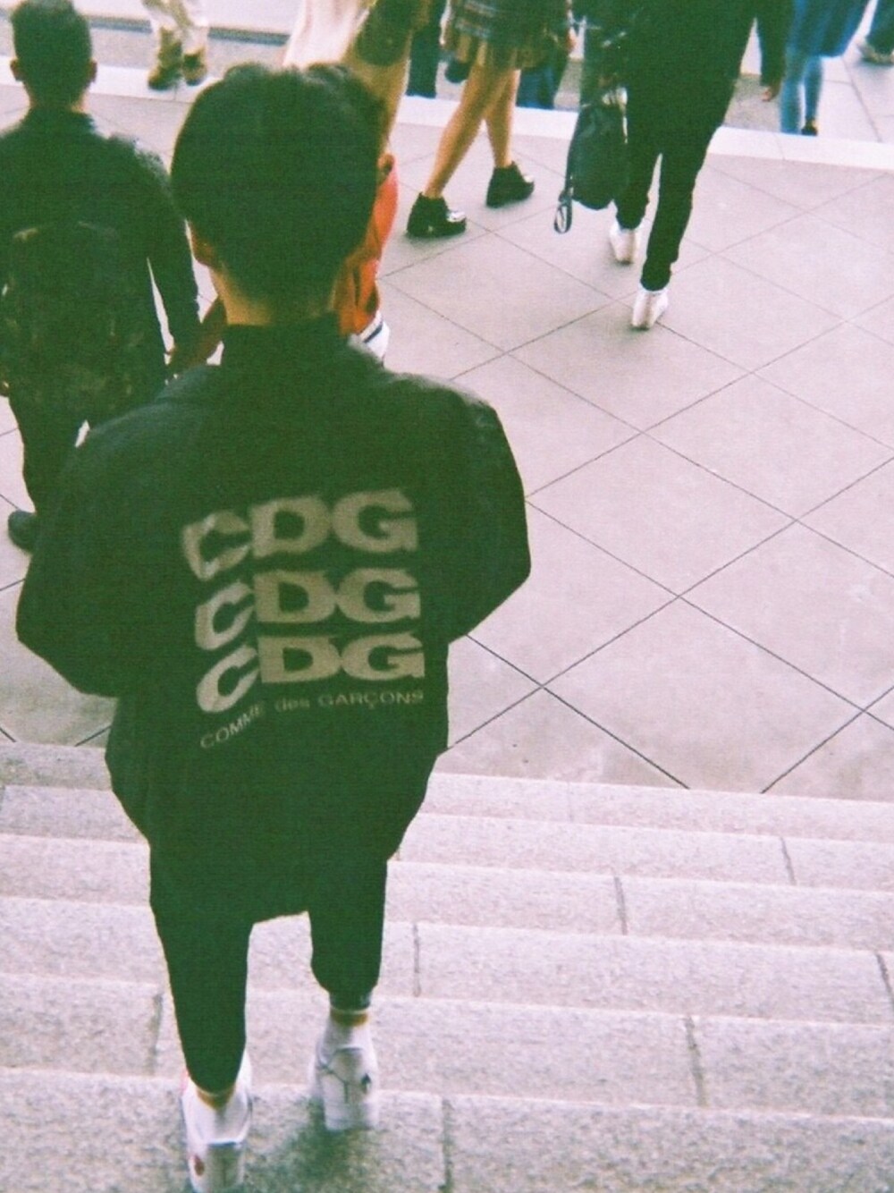 「COMME des GARCONS、CDG、コムデギャルソン」｜「COMME des GARCONSのアイテム（ジャケット/アウター、ブラック系）」を使った、カネタロウさん（メンズ・162cm）の夏コーディネートの1枚目の写真