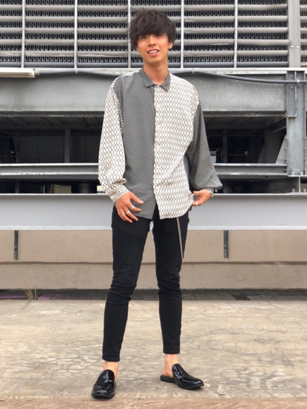 「柄シャツ、モノトーン、派手、黒スキニー、Lui's、パテントレザー、ゴージャス、袖ボリューム、スリッパサンダル、夏セールで買いました」｜「Lui'sの柄切替BIGシャツ（シャツ/ブラウス、ホワイト系）」を使った、クリワキタカヒロさん（メンズ・172cm）の夏コーディネートの1枚目の写真