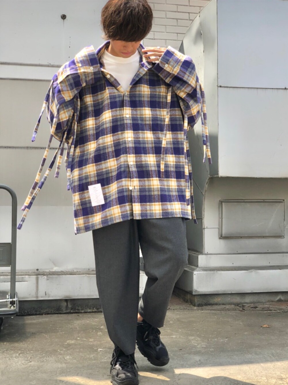 ブルー系のシャツ/ブラウス、グレー系のスラックス、ブラック系のスニーカーを着用したメンズの夏コーディネートの1枚目の写真