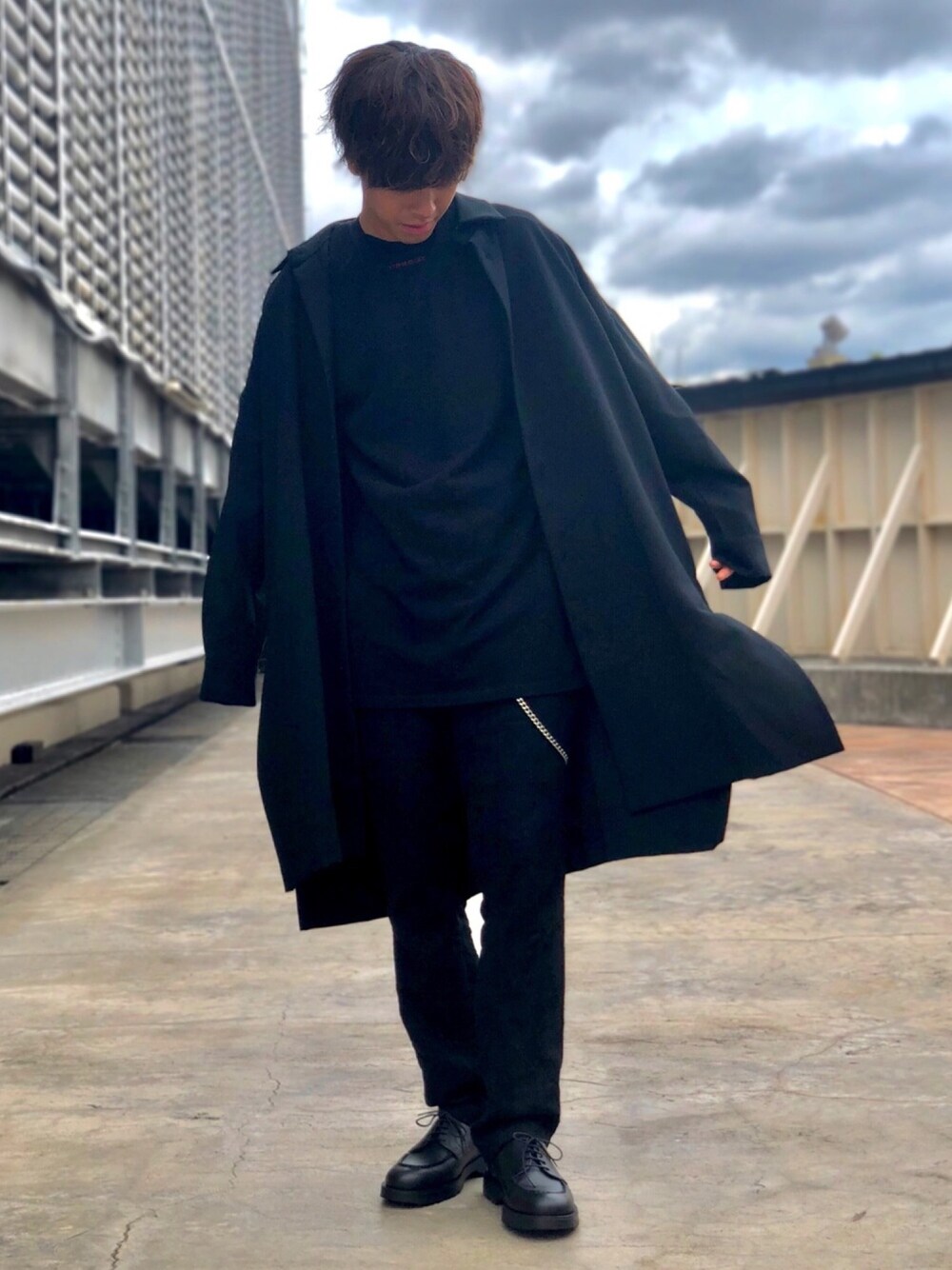 「ブラックコーデ、オールブラック、ロングシャツ、モード、黒シャツ、ウォレットチェーン、KLEMAN、シャツコート、秋コーデ、秋服準備はじめました」｜「Lui'sのサイドスリット ビッグシャツコート（シャツ/ブラウス、ブラック系）」を使った、クリワキタカヒロさん（メンズ・172cm）の秋コーディネートの1枚目の写真