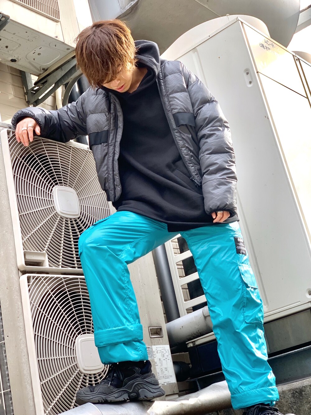 「冬、お洒落さんとつながりたい、スキーウェア、スポーツミックス、ダウンジャケット、ショートダウン、パーカー、黒パーカー、ダッドスニーカー、ネオンカラー」｜「adidas by Stella McCartneyの[adidas by Stella McCartney] ATHLETICS パテッドジャケット（ダウンジャケット/コート、ブラック系）」を使った、クリワキタカヒロさん（メンズ・172cm）の冬コーディネートの1枚目の写真