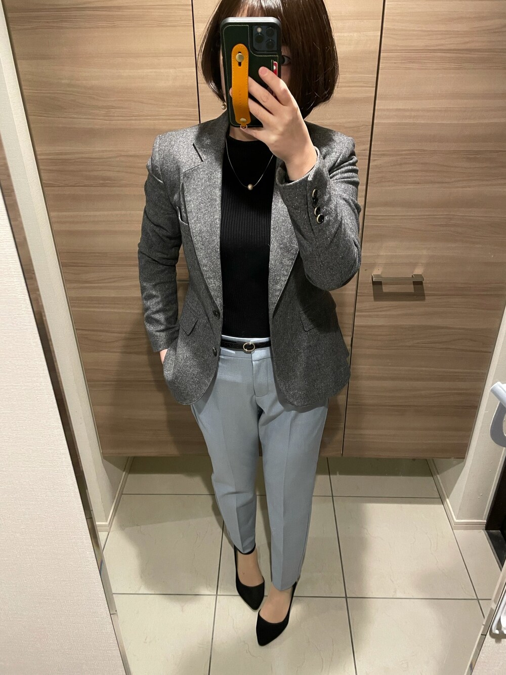 「オフィススタイル、オフィスカジュアル、ジャケット、シンプル、オトナ女子、キレイめ」｜「UNIQLOのシャイニーリブハイネックセーター（長袖）（ニット/セーター、ブラック系）」を使った、UFOさん（レディース・156cm）の冬コーディネートの1枚目の写真