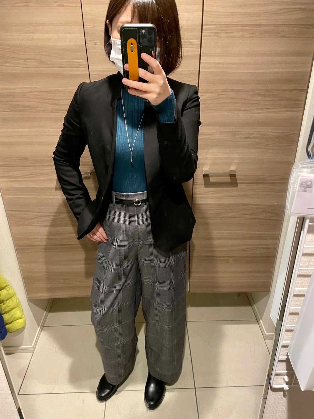 「オフィスカジュアル、オフィススタイル、雨の日コーデ、ジャケット、ユニクロ、ワイドパンツ、ZARA」｜「THE SUIT COMPANYの【ウォッシャブル】マイクロギャバストレッチ スタンドカラージャケット（テーラードジャケット、ブラック系）」を使った、UFOさん（レディース・156cm）の冬コーディネートの1枚目の写真