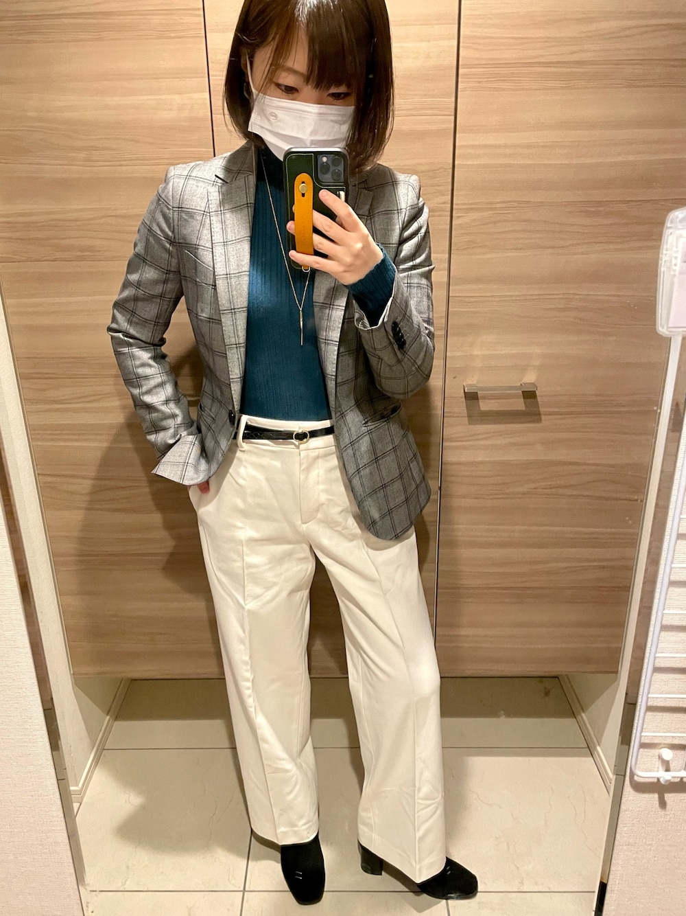 「オフィススタイル、オフィスカジュアル、ジャケット、白パンツ、キレイめ、大人コーデ」｜「THE SUIT COMPANYのアイテム（スーツジャケット、グレー系）」を使った、UFOさん（レディース・156cm）の春コーディネートの1枚目の写真