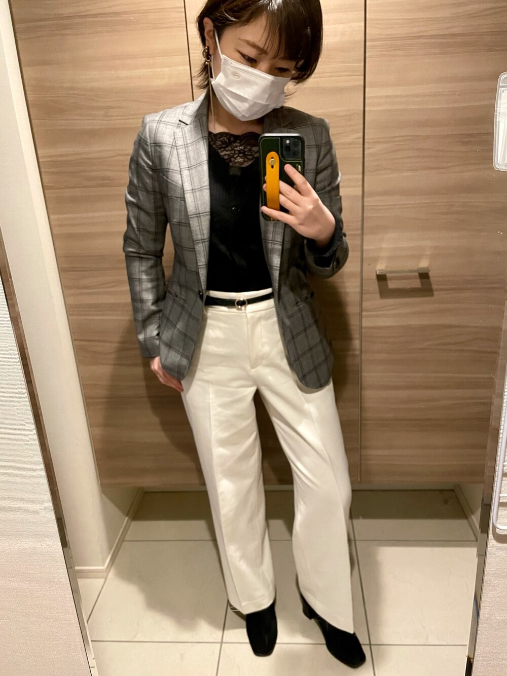 「オフィススタイル、オフィスカジュアル、ジャケット、GU、白パンツ、シンプル」｜「THE SUIT COMPANYのアイテム（スーツジャケット、グレー系）」を使った、UFOさん（レディース・156cm）の春コーディネートの1枚目の写真