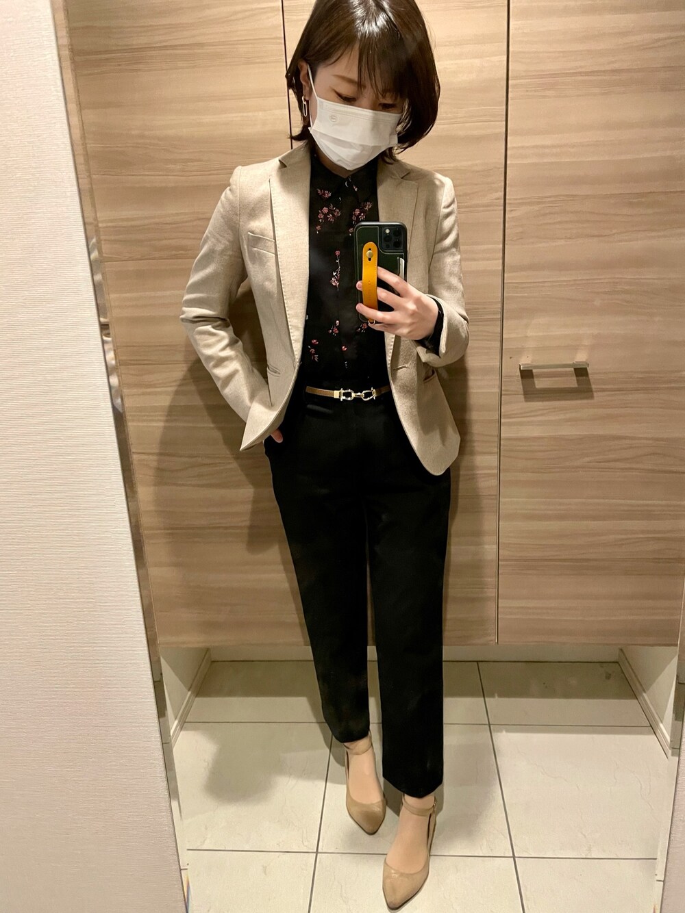 「オフィススタイル、オフィスカジュアル、ジャケット、キレイめ、UNIQLO、柄シャツ」｜「THE SUIT COMPANYのアイテム（スーツジャケット、ベージュ系）」を使った、UFOさん（レディース・156cm）の春コーディネートの1枚目の写真