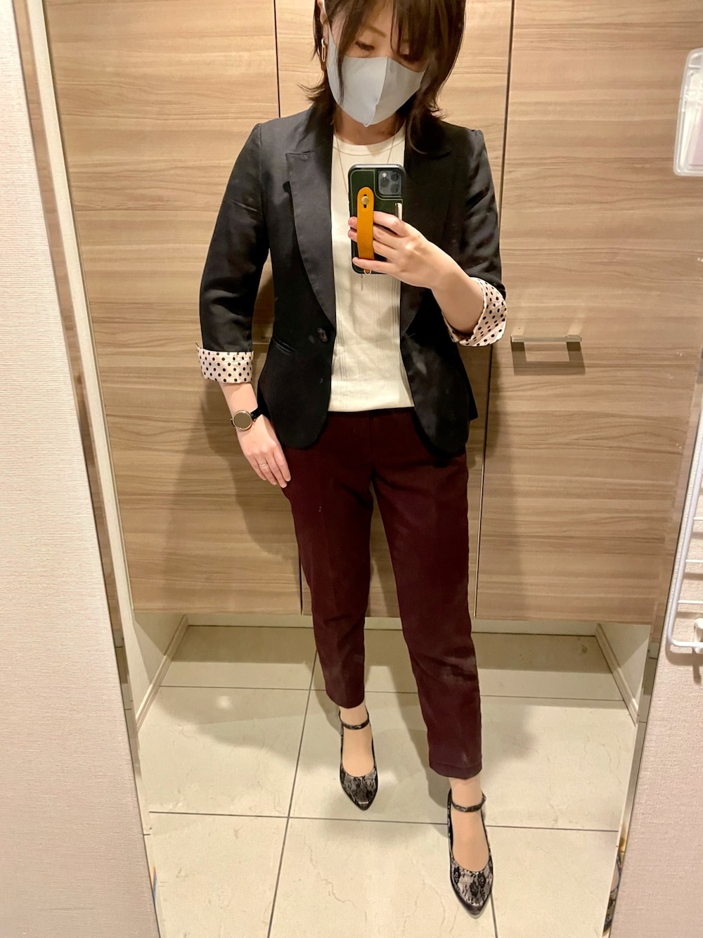 「オフィススタイル、オフィスカジュアル、ジャケット、UNIQLO、キレイめ」｜「UNIQLOのEZYアンクルパンツ（ウールライク・丈標準66～68cm）（その他パンツ、レッド系）」を使った、UFOさん（レディース・156cm）の春コーディネートの1枚目の写真